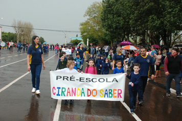 Foto - Instabilidade climática deixa ainda mais belo desfile da Pátria em Pejuçara