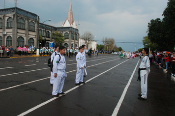 Foto - Instabilidade climática deixa ainda mais belo desfile da Pátria em Pejuçara