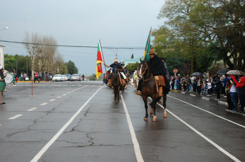 Foto - Instabilidade climática deixa ainda mais belo desfile da Pátria em Pejuçara