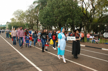 Foto - Instabilidade climática deixa ainda mais belo desfile da Pátria em Pejuçara