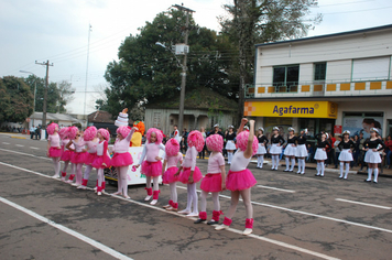 Foto - Instabilidade climática deixa ainda mais belo desfile da Pátria em Pejuçara
