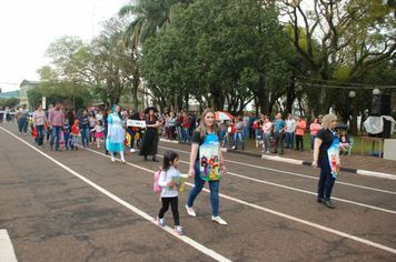 Foto - Instabilidade climática deixa ainda mais belo desfile da Pátria em Pejuçara