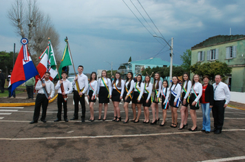 Foto - Instabilidade climática deixa ainda mais belo desfile da Pátria em Pejuçara