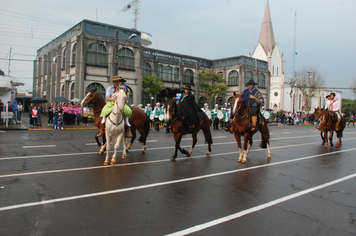 Foto - Instabilidade climática deixa ainda mais belo desfile da Pátria em Pejuçara