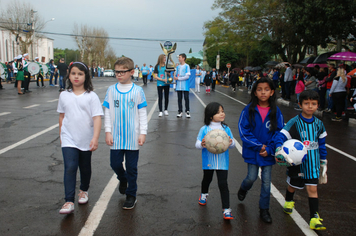 Foto - Instabilidade climática deixa ainda mais belo desfile da Pátria em Pejuçara