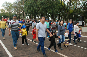 Foto - Instabilidade climática deixa ainda mais belo desfile da Pátria em Pejuçara