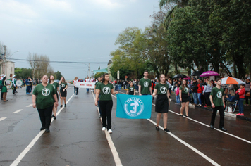 Foto - Instabilidade climática deixa ainda mais belo desfile da Pátria em Pejuçara