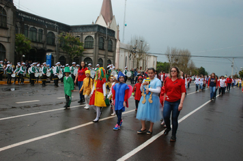Foto - Instabilidade climática deixa ainda mais belo desfile da Pátria em Pejuçara