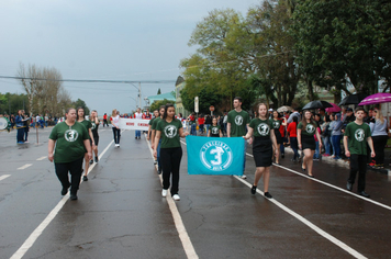 Foto - Instabilidade climática deixa ainda mais belo desfile da Pátria em Pejuçara