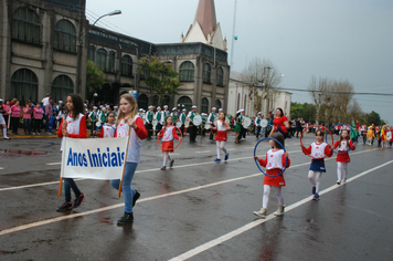 Foto - Instabilidade climática deixa ainda mais belo desfile da Pátria em Pejuçara