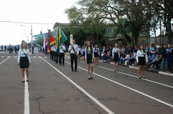 Foto - Instabilidade climática deixa ainda mais belo desfile da Pátria em Pejuçara