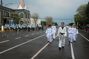 Foto - Instabilidade climática deixa ainda mais belo desfile da Pátria em Pejuçara