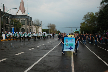 Foto - Instabilidade climática deixa ainda mais belo desfile da Pátria em Pejuçara