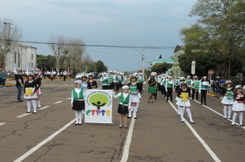 Foto - Instabilidade climática deixa ainda mais belo desfile da Pátria em Pejuçara