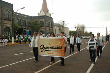 Foto - Instabilidade climática deixa ainda mais belo desfile da Pátria em Pejuçara