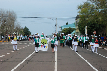 Foto - Instabilidade climática deixa ainda mais belo desfile da Pátria em Pejuçara