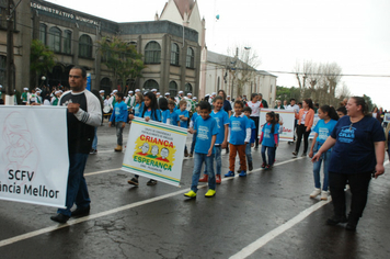 Foto - Instabilidade climática deixa ainda mais belo desfile da Pátria em Pejuçara