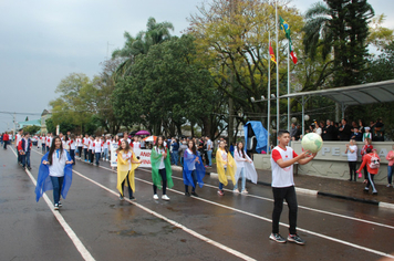 Foto - Instabilidade climática deixa ainda mais belo desfile da Pátria em Pejuçara