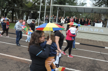 Foto - Instabilidade climática deixa ainda mais belo desfile da Pátria em Pejuçara