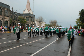 Foto - Instabilidade climática deixa ainda mais belo desfile da Pátria em Pejuçara