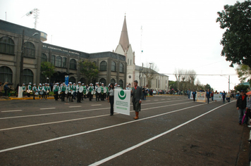 Foto - Instabilidade climática deixa ainda mais belo desfile da Pátria em Pejuçara