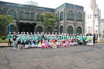 Foto - Instabilidade climática deixa ainda mais belo desfile da Pátria em Pejuçara