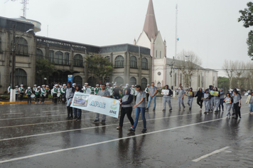 Foto - Instabilidade climática deixa ainda mais belo desfile da Pátria em Pejuçara