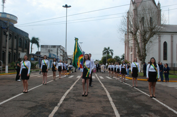 Foto - Instabilidade climática deixa ainda mais belo desfile da Pátria em Pejuçara