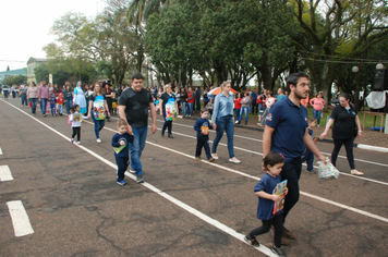 Foto - Instabilidade climática deixa ainda mais belo desfile da Pátria em Pejuçara