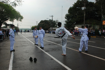 Foto - Instabilidade climática deixa ainda mais belo desfile da Pátria em Pejuçara