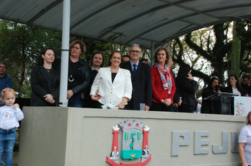 Foto - Instabilidade climática deixa ainda mais belo desfile da Pátria em Pejuçara