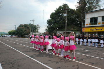 Foto - Instabilidade climática deixa ainda mais belo desfile da Pátria em Pejuçara