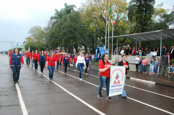Foto - Instabilidade climática deixa ainda mais belo desfile da Pátria em Pejuçara