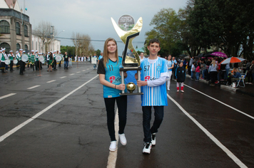 Foto - Instabilidade climática deixa ainda mais belo desfile da Pátria em Pejuçara