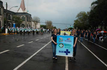 Foto - Instabilidade climática deixa ainda mais belo desfile da Pátria em Pejuçara