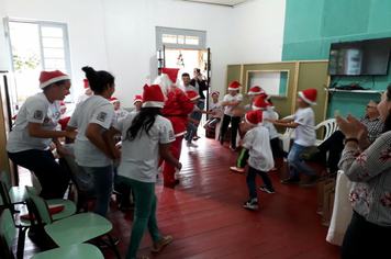 Foto - Integrantes do SCFV Criança Esperança recebem presentes de Natal