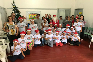 Foto - Integrantes do SCFV Criança Esperança recebem presentes de Natal