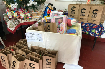 Foto - Integrantes do SCFV Criança Esperança recebem presentes de Natal