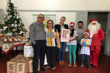 Foto - Integrantes do SCFV Criança Esperança recebem presentes de Natal