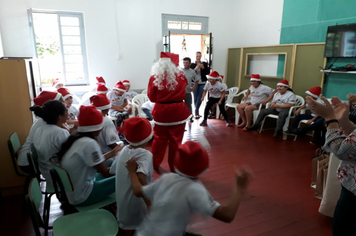 Foto - Integrantes do SCFV Criança Esperança recebem presentes de Natal