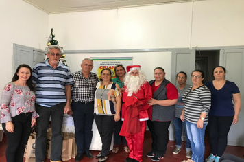 Foto - Integrantes do SCFV Criança Esperança recebem presentes de Natal