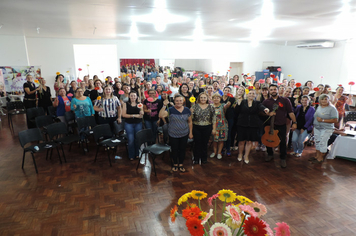 Foto - Mulheres são homenageadas pela administração em worckshop motivacional