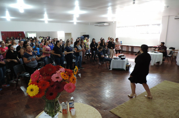 Foto - Mulheres são homenageadas pela administração em worckshop motivacional