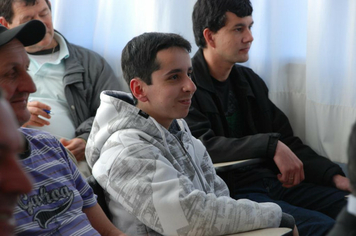 Foto - PAIS FORAM HOMENAGEADOS