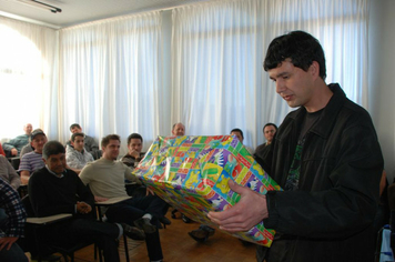 Foto - PAIS FORAM HOMENAGEADOS