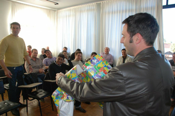 Foto - PAIS FORAM HOMENAGEADOS