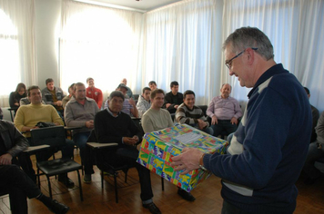 Foto - PAIS FORAM HOMENAGEADOS