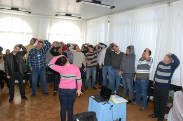 Foto - PAIS FORAM HOMENAGEADOS