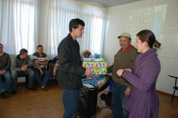 Foto - PAIS FORAM HOMENAGEADOS