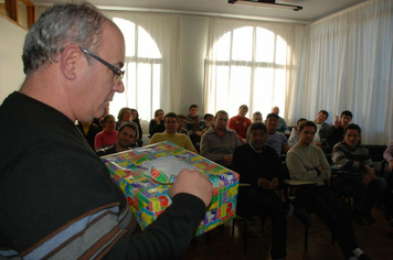 Foto - PAIS FORAM HOMENAGEADOS